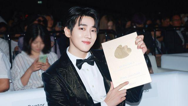 DKZ 재찬, '2025 웨이보 문화교류의 밤'서 수상…글로벌 인기 지속