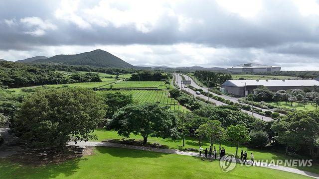 제주 구름 많고 곳에 따라 소나기…낮 최고 31∼33도