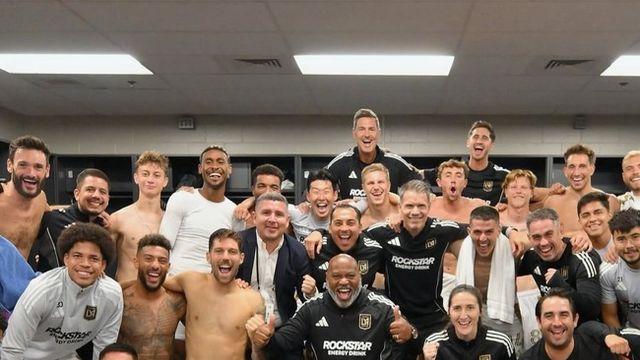 '역시 인싸흥' 손흥민, 경기 후 단체 사진에서 웃음기 가득...감독·동료들의 극찬, 