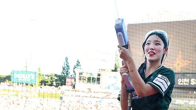 [포토] SSG 치어리더 이수진, 늘씬한 미녀의 물총세례...'랜필 썸머 페쓱티벌'