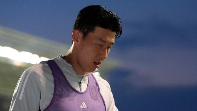 외로운 ‘SON톱’→볼 터치도 거의 없었다…머리 감싸 쥔 손흥민, 45분 내내 슈팅 1회