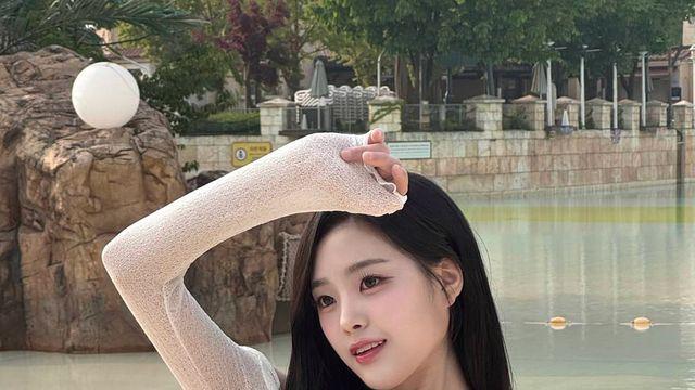 트리플에스 지연, 워터파크서 '여신 강림'...크롭톱 하나로 여름을 접수했다