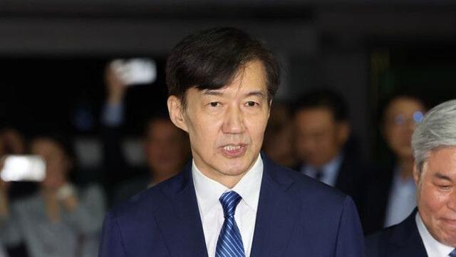 조국, 사면 후 첫 공식행보…김대중 전 대통령 묘역 참배
