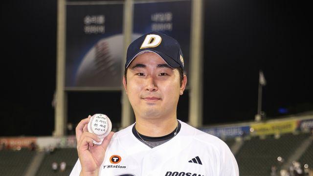두산 김정우, 데뷔 첫 홀드 다음날 데뷔 첫 세이브 진기록