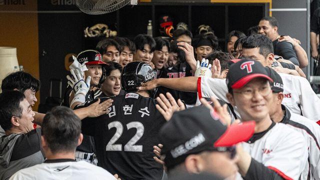 임찬규 시즌 10승 고지... 프로야구 LG, SSG 누르고 선두 질주