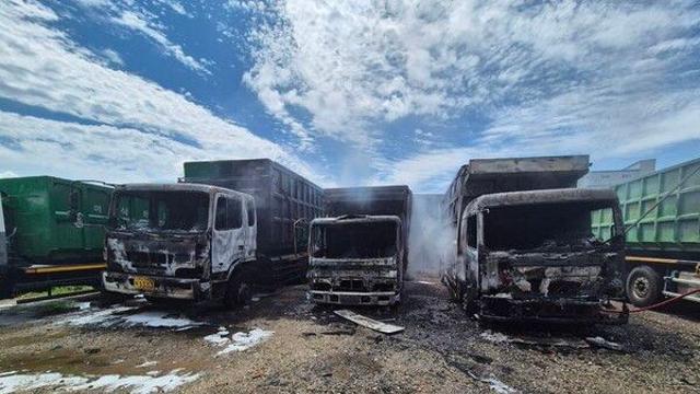 충남 당진 고물상 차고지서 화재…트럭 4대 불에 타