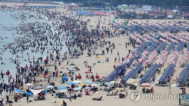 ‘불볕더위’ 부산 해수욕장, 피서 인파로 북적
