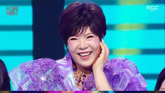무대 가득 채운 김연자의 시원한 보컬, ‘쑥덕쿵 Remix’로 전한 행복('음악중심')