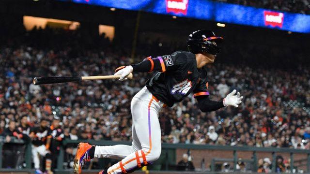 '절친' 이정후-김하성, MLB 맞대결서 나란히 안타·도루