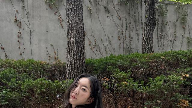 레드 스트라이프 매력! 조아영, 도심 속 여름 화보 같은 데일리룩