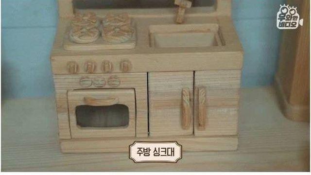 낭만낭만 손녀를 위해 나무로 장난감을 만드는 할배.jpg