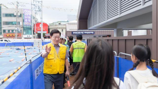 광명시장, 새학기 맞아 광명초교 등하굣길 현장 안전 지도 나서