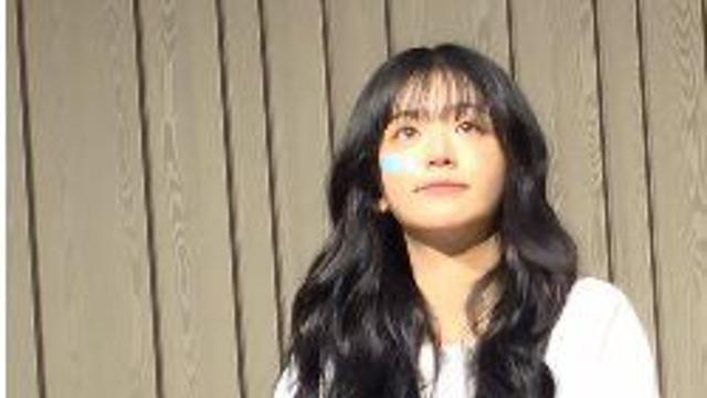 무릎 부상 때문에 목발 짚고 다닌다는 QWER 쵸단