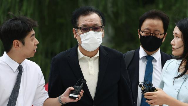 '건진법사' 전성배씨, 특검 모습 드러내...묵묵부답