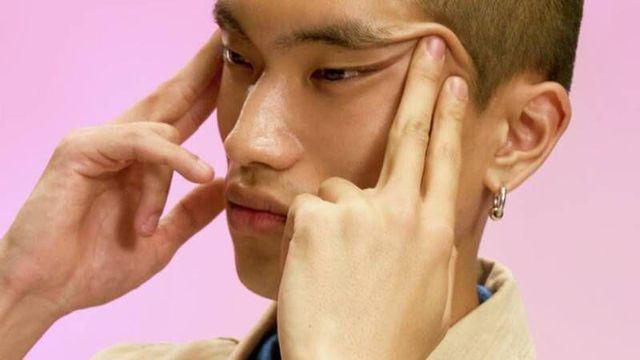 스와치, 중국서 논란된 '눈 찟기' 광고 사과