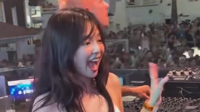 블랙핑크 제니, DJ 디플로와 '이비자 클럽'서 포착