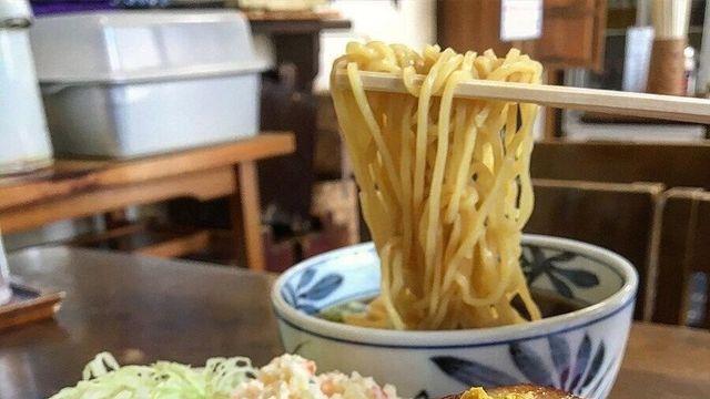 일본의 500엔 라멘밥고기샐러드 정식집