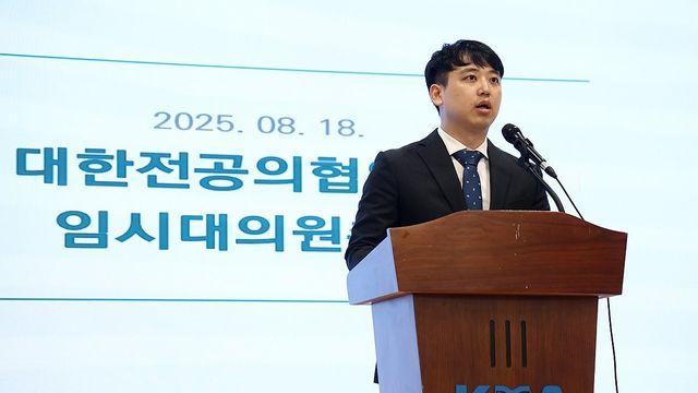 복귀 앞둔 전공의들 비대위 '재신임'…