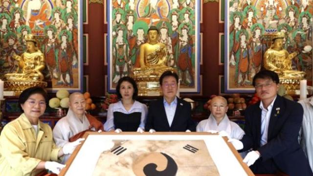 이재명 대통령 내외, 진관사 방문