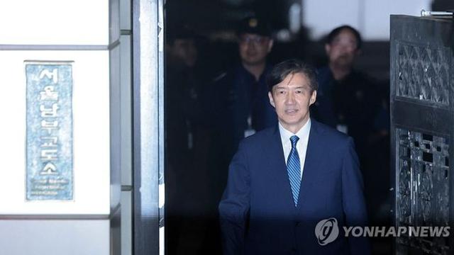 유튜브 출연·DJ묘역 참배·복당신청…조국 정치행보 '시동'