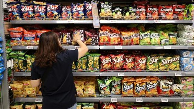 출시 2주 만에 180만봉…입소문 터지며 세대 불문 인기 폭발한 ‘한국 과자’