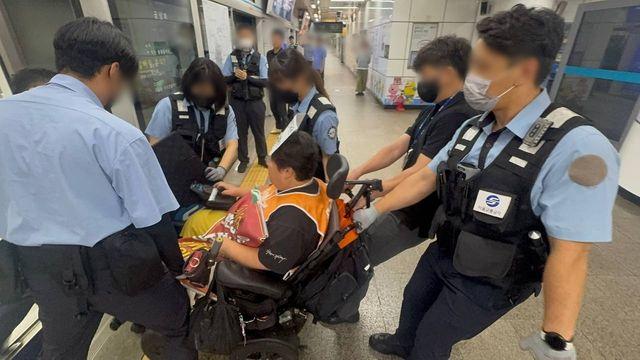 4호선 명동역 1시간 무정차 통과…전장연 강제퇴거(종합)
