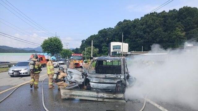충주서 가드레일 들이받은 1t 화물차 불…1명 부상