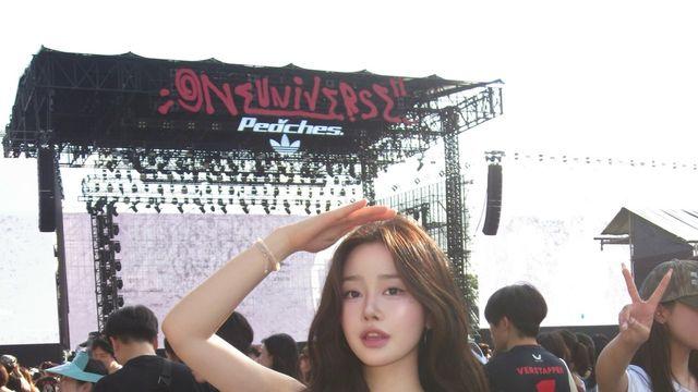다교, 페스티벌서 '햇살 가리기' 포즈로 화보급 비주얼 완성...화이트 레이스 원피스의 마법