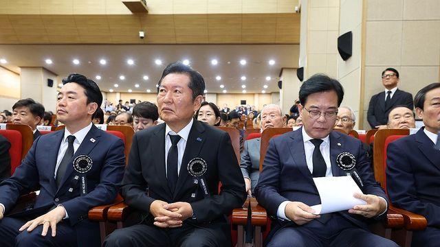 DJ 추도식서도 '악수 패싱' 여야 대표…