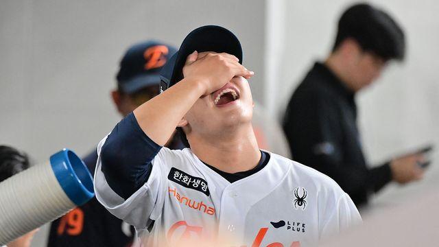 '오른팔 타구 직격' 문동주 등판 괜찮을까?…김경문 감독 