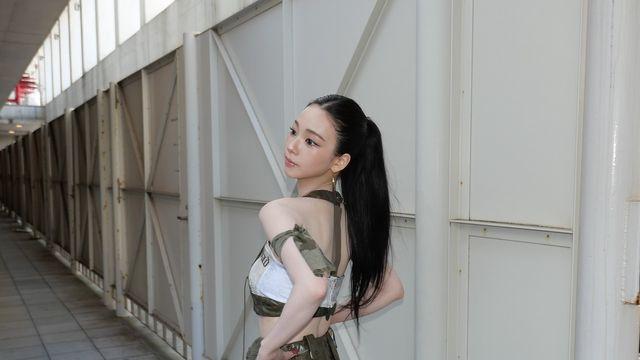 에스파 카리나, 카키 카고+코르셋 조합으로 여름 트렌드 싹쓸이