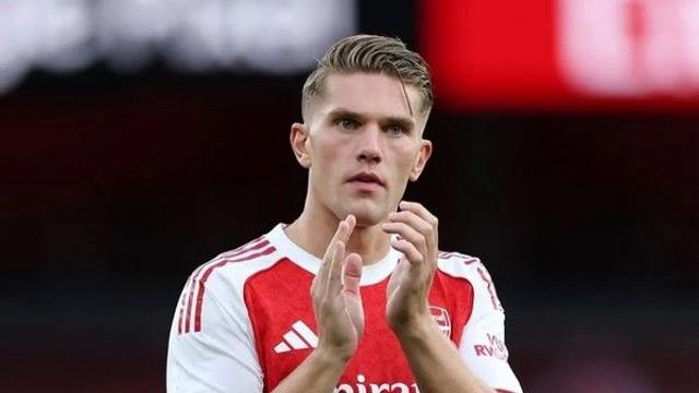 ‘지난 시즌 54골’ 요케레스, PL 데뷔전 조기 교체 굴욕! 70경기 만에 ‘슈팅 0회’ 침묵