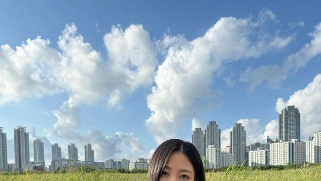 가수 흰, '라이브 퀸'에서 '패션 퀸'까지...무대 위 카리스마와 180도 다른 청순 매력 과시