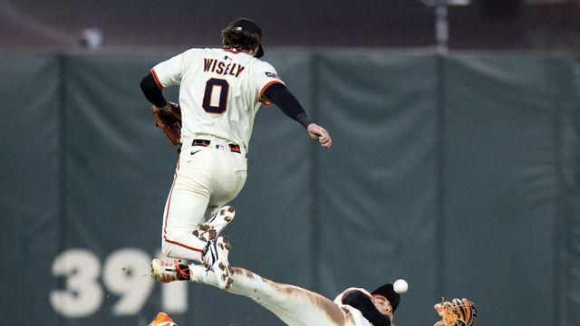 양 무릎으로 타구 잡은 이정후…해설자 