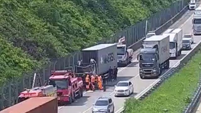 중부내륙고속도로서 화물차 불, 주변 정체…인명피해 없어