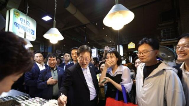 이재명 대통령 내외, 서울 은평구 연서시장 방문