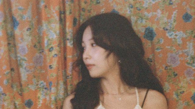‘음색 여신’ 권진아, 빈티지 무드 속 청순 매력 발산