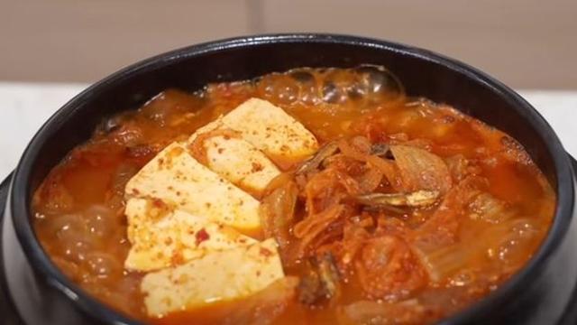 김치를 볶지 않아도 칼칼하고 시원한 김치찌개 끓이는 특별한 방법