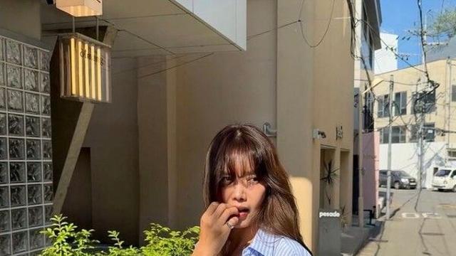 47세 채정안 나이 잊은 패션센스…골목길서 환한 미소