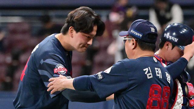 포크볼 연속 8개→만루 홈런' 김원중, 김태형 감독 지시였다…