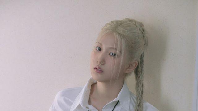 데뷔 3개월 만에 활동 중단한 윤지윤, 이즈나 탈퇴