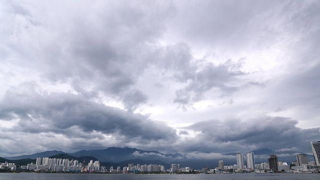 [날씨] 낮 최고 37도 무더위…전국 구름 많고 곳곳 소나기