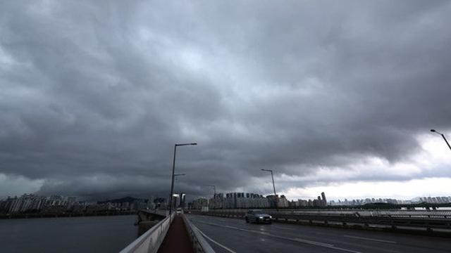[오늘의 날씨] 낮 최고 35도 무더위 지속···곳곳에는 비 소식