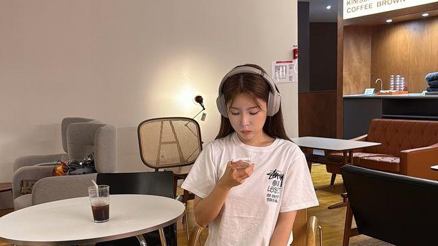 커피와 힙의 조합? 김가은 아나운서, 카페에서 완성한 하이틴 시티 캐주얼