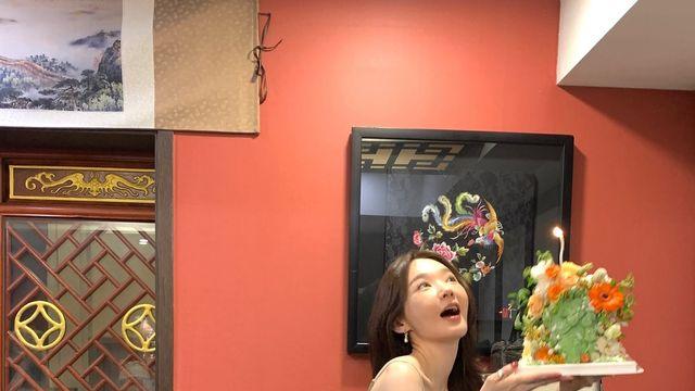 강민경, 생일 인증샷으로 증명한 '데님계의 여신' 위엄...90년대 레트로 감성 완벽 소화