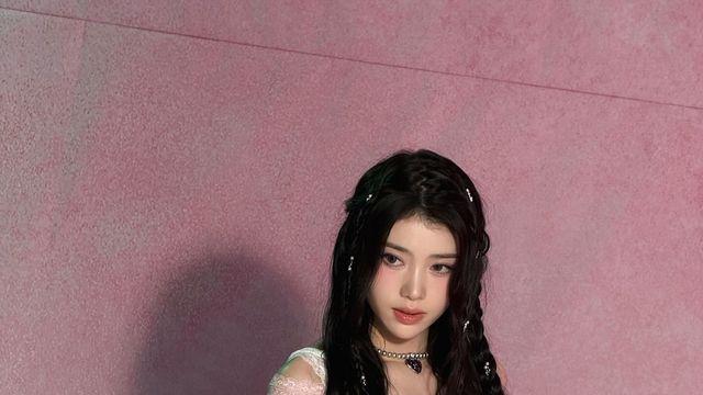 샤오팅, '걸 넥스트 도어' 크롭티로 Y2K 여신 등극