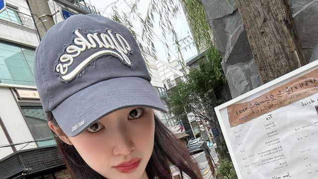 조혜주, 화이트 슬립 원피스 하나로 '꾸안꾸' 레전드 달성...볼캡 조합이 완성한 청순 스트리트 무드