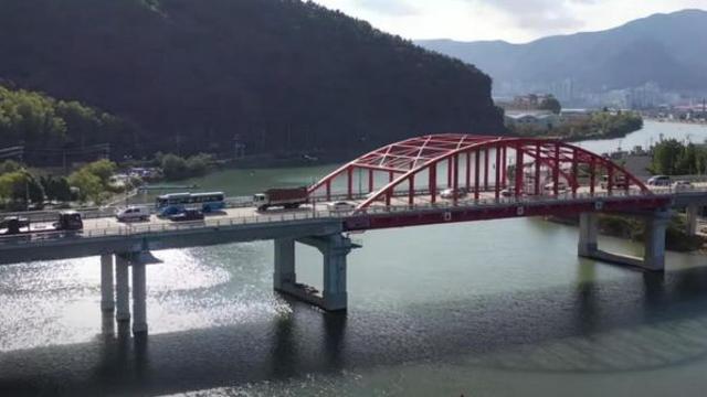 준공 43년 됐다... 하루에만 무려 6만 대 지나는 교량서 '균열' 발생
