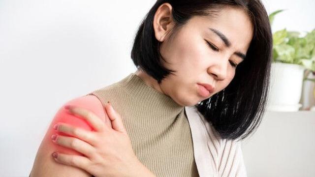 찌릿한 어깨통증에 팔 못든다면…이유는 '이 질환' 때문