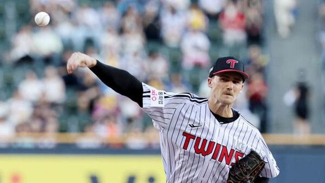 '톨허스트 호투' LG, 2연승 질주…'잔루 12개' 롯데, 9연패 수렁